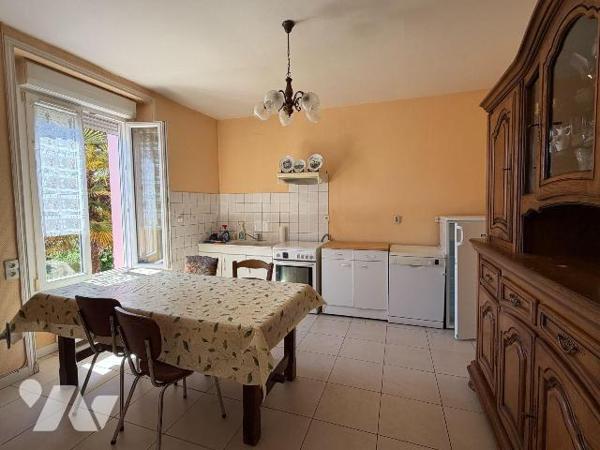 Dans une petite rue discrète de Quimperlé, maison des années 20, présentant ce caractère des de...
