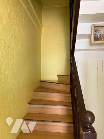 Dans une petite rue discrète de Quimperlé, maison des années 20, présentant ce caractère des de...