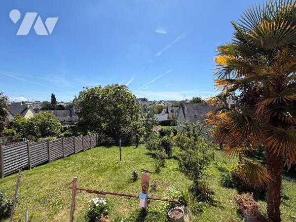 Dans une petite rue discrète de Quimperlé, maison des années 20, présentant ce caractère des de...