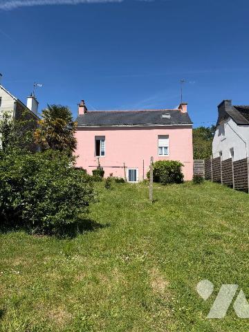 Dans une petite rue discrète de Quimperlé, maison des années 20, présentant ce caractère des de...
