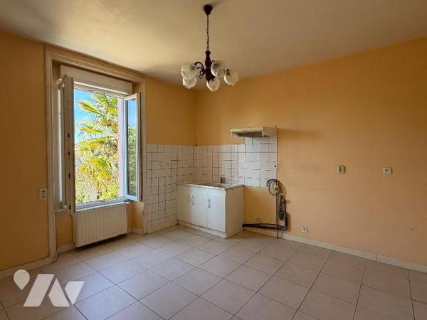 Dans une petite rue discrète de Quimperlé, maison des années 20, présentant ce caractère des de...