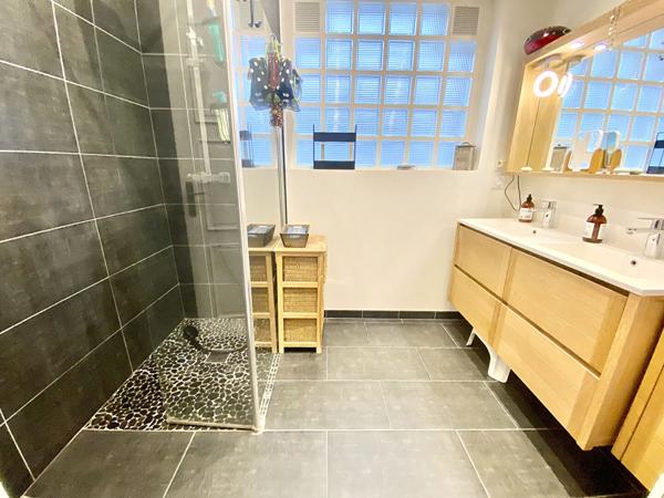 Maison Laval 10 pièce(s) 340 m²