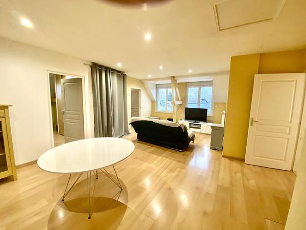 Maison Laval 10 pièce(s) 340 m²