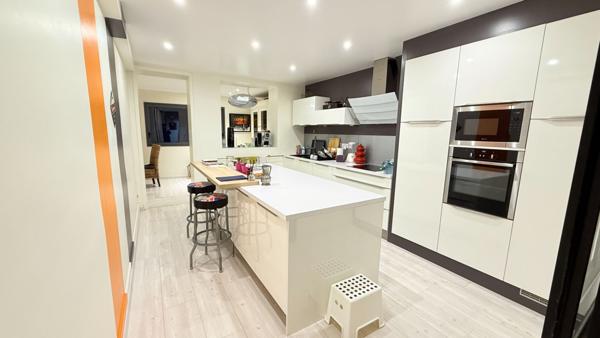 Maison Laval 10 pièce(s) 340 m²