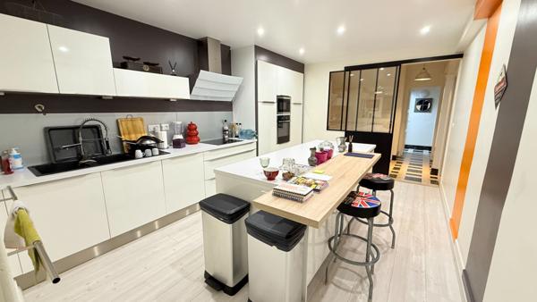 Maison Laval 10 pièce(s) 340 m²