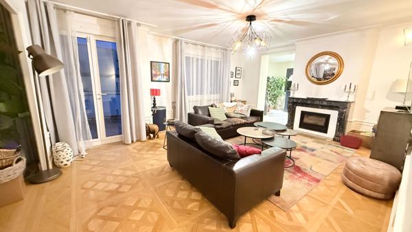 Maison Laval 10 pièce(s) 340 m²