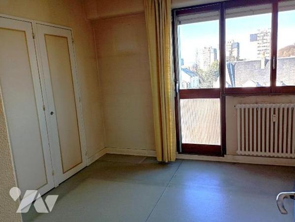 Bd FELIX FAURE - PROX CENTRE-VILLE - APPT T4 de + 75m2, à rénover, 5ème ét. av asc., comprenant...