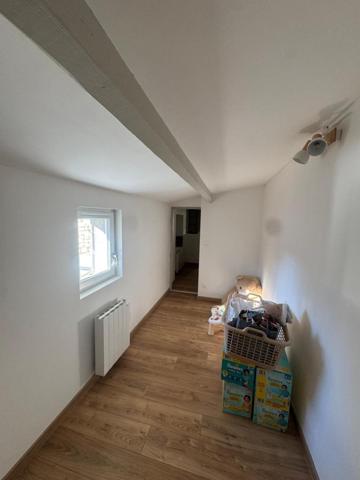Maison en pierre centre bourg toutes commodités, 3 chambres, beaux volumes, rénovation de qualité