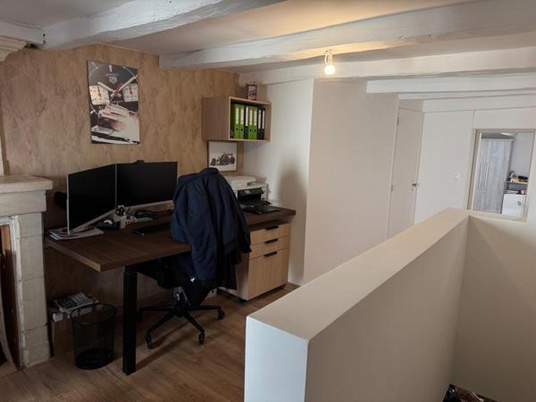 Maison en pierre centre bourg toutes commodités, 3 chambres, beaux volumes, rénovation de qualité