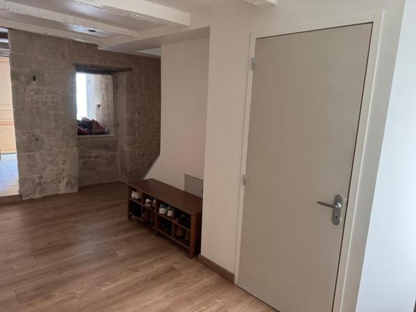 Maison en pierre centre bourg toutes commodités, 3 chambres, beaux volumes, rénovation de qualité