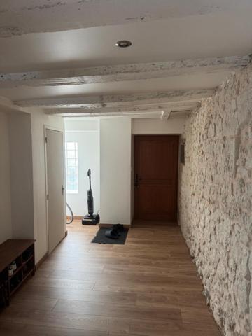Maison en pierre centre bourg toutes commodités, 3 chambres, beaux volumes, rénovation de qualité