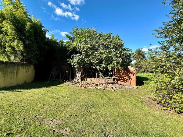 Maison T5 d'environ 100m² avec combles aménageables, dépendance non attenante sur un terrain de 4300m² en totalité.