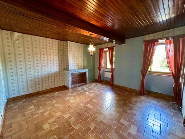 Maison T5 d'environ 100m² avec combles aménageables, dépendance non attenante sur un terrain de 4300m² en totalité.