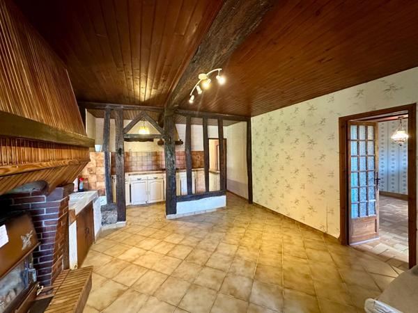 Maison T5 d'environ 100m² avec combles aménageables, dépendance non attenante sur un terrain de 4300m² en totalité.