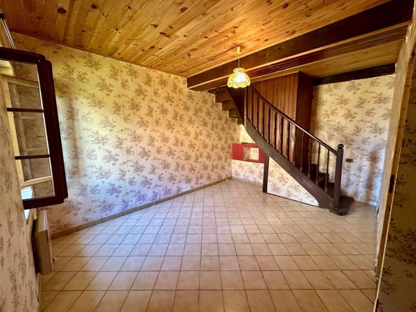 Maison T5 d'environ 100m² avec combles aménageables, dépendance non attenante sur un terrain de 4300m² en totalité.