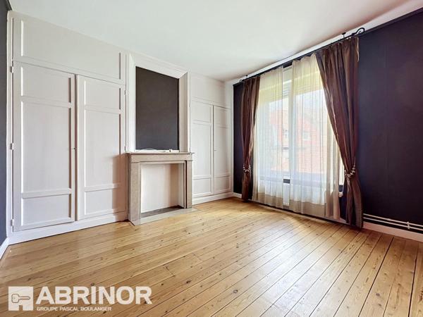 LILLE - Maison bourgeoise semi-individuelle avec garage – Emplacement exceptionnel à proximité immédiate du tram Buisson