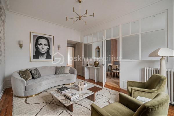À quelques pas du centre-ville d’Aix-les-Bains et de la gare, dans un environnement recherché pour son calme et sa qualité de vie, découvrez ce superbe appartement haussmannien rénové de 82 m² situé au 1er étage d’un élégant immeuble bourgeois.

Dès l’entrée, le charme opère immédiatement. Parquet bois, moulures d’époque, belle hauteur sous plafond et volumes généreux confèrent à l’appartement une atmosphère chaleureuse et raffinée, idéale pour les amateurs de biens de caractère.
La pièce de vie, baignée de lumière grâce à son exposition Ouest, offre un espace convivial et élégant où la cuisine équipée s’intègre parfaitement grâce à une magnifique verrière atelier, apportant une touche contemporaine au cachet de l’ancien.

L’appartement propose deux chambres spacieuses et confortables, parfaites pour un couple, une petite famille ou un espace bureau pour le télétravail. Une salle de bains avec baignoire ainsi qu’un WC.

Deux balcons viennent renforcer le caractère rare et authentique du bien, tandis qu’une cave et un grenier apportent un confort de rangement appréciable au quotidien.
Entièrement rénové, l’appartement permet de profiter immédiatement d’un cadre de vie élégant et fonctionnel. La future réfection complète de la toiture, déjà votée par la copropriété, constitue également un véritable avantage patrimonial pour les futurs propriétaires.

Vous profiterez d’un emplacement particulièrement apprécié, offrant l’équilibre parfait entre vie citadine, accessibilité et tranquillité, à proximité immédiate des commerces, transports, restaurants et commodités d’Aix-les-Bains.

Chauffage gaz collectif inclus dans les charges de copropriété.
Un appartement lumineux, élégant et plein de charme, idéal pour ceux qui recherchent un bien de caractère dans l’un des secteurs les plus agréables d’Aix-les-Bains.