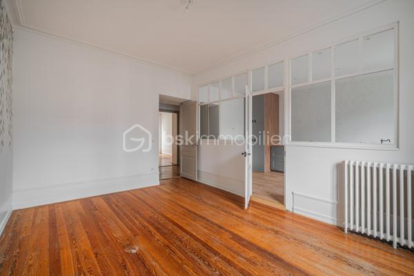 À quelques pas du centre-ville d’Aix-les-Bains et de la gare, dans un environnement recherché pour son calme et sa qualité de vie, découvrez ce superbe appartement haussmannien rénové de 82 m² situé au 1er étage d’un élégant immeuble bourgeois.

Dès l’entrée, le charme opère immédiatement. Parquet bois, moulures d’époque, belle hauteur sous plafond et volumes généreux confèrent à l’appartement une atmosphère chaleureuse et raffinée, idéale pour les amateurs de biens de caractère.
La pièce de vie, baignée de lumière grâce à son exposition Ouest, offre un espace convivial et élégant où la cuisine équipée s’intègre parfaitement grâce à une magnifique verrière atelier, apportant une touche contemporaine au cachet de l’ancien.

L’appartement propose deux chambres spacieuses et confortables, parfaites pour un couple, une petite famille ou un espace bureau pour le télétravail. Une salle de bains avec baignoire ainsi qu’un WC.

Deux balcons viennent renforcer le caractère rare et authentique du bien, tandis qu’une cave et un grenier apportent un confort de rangement appréciable au quotidien.
Entièrement rénové, l’appartement permet de profiter immédiatement d’un cadre de vie élégant et fonctionnel. La future réfection complète de la toiture, déjà votée par la copropriété, constitue également un véritable avantage patrimonial pour les futurs propriétaires.

Vous profiterez d’un emplacement particulièrement apprécié, offrant l’équilibre parfait entre vie citadine, accessibilité et tranquillité, à proximité immédiate des commerces, transports, restaurants et commodités d’Aix-les-Bains.

Chauffage gaz collectif inclus dans les charges de copropriété.
Un appartement lumineux, élégant et plein de charme, idéal pour ceux qui recherchent un bien de caractère dans l’un des secteurs les plus agréables d’Aix-les-Bains.