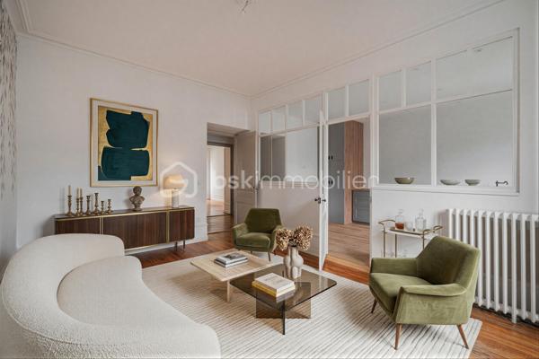 À quelques pas du centre-ville d’Aix-les-Bains et de la gare, dans un environnement recherché pour son calme et sa qualité de vie, découvrez ce superbe appartement haussmannien rénové de 82 m² situé au 1er étage d’un élégant immeuble bourgeois.

Dès l’entrée, le charme opère immédiatement. Parquet bois, moulures d’époque, belle hauteur sous plafond et volumes généreux confèrent à l’appartement une atmosphère chaleureuse et raffinée, idéale pour les amateurs de biens de caractère.
La pièce de vie, baignée de lumière grâce à son exposition Ouest, offre un espace convivial et élégant où la cuisine équipée s’intègre parfaitement grâce à une magnifique verrière atelier, apportant une touche contemporaine au cachet de l’ancien.

L’appartement propose deux chambres spacieuses et confortables, parfaites pour un couple, une petite famille ou un espace bureau pour le télétravail. Une salle de bains avec baignoire ainsi qu’un WC.

Deux balcons viennent renforcer le caractère rare et authentique du bien, tandis qu’une cave et un grenier apportent un confort de rangement appréciable au quotidien.
Entièrement rénové, l’appartement permet de profiter immédiatement d’un cadre de vie élégant et fonctionnel. La future réfection complète de la toiture, déjà votée par la copropriété, constitue également un véritable avantage patrimonial pour les futurs propriétaires.

Vous profiterez d’un emplacement particulièrement apprécié, offrant l’équilibre parfait entre vie citadine, accessibilité et tranquillité, à proximité immédiate des commerces, transports, restaurants et commodités d’Aix-les-Bains.

Chauffage gaz collectif inclus dans les charges de copropriété.
Un appartement lumineux, élégant et plein de charme, idéal pour ceux qui recherchent un bien de caractère dans l’un des secteurs les plus agréables d’Aix-les-Bains.