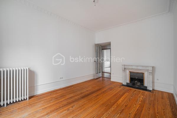 À quelques pas du centre-ville d’Aix-les-Bains et de la gare, dans un environnement recherché pour son calme et sa qualité de vie, découvrez ce superbe appartement haussmannien rénové de 82 m² situé au 1er étage d’un élégant immeuble bourgeois.

Dès l’entrée, le charme opère immédiatement. Parquet bois, moulures d’époque, belle hauteur sous plafond et volumes généreux confèrent à l’appartement une atmosphère chaleureuse et raffinée, idéale pour les amateurs de biens de caractère.
La pièce de vie, baignée de lumière grâce à son exposition Ouest, offre un espace convivial et élégant où la cuisine équipée s’intègre parfaitement grâce à une magnifique verrière atelier, apportant une touche contemporaine au cachet de l’ancien.

L’appartement propose deux chambres spacieuses et confortables, parfaites pour un couple, une petite famille ou un espace bureau pour le télétravail. Une salle de bains avec baignoire ainsi qu’un WC.

Deux balcons viennent renforcer le caractère rare et authentique du bien, tandis qu’une cave et un grenier apportent un confort de rangement appréciable au quotidien.
Entièrement rénové, l’appartement permet de profiter immédiatement d’un cadre de vie élégant et fonctionnel. La future réfection complète de la toiture, déjà votée par la copropriété, constitue également un véritable avantage patrimonial pour les futurs propriétaires.

Vous profiterez d’un emplacement particulièrement apprécié, offrant l’équilibre parfait entre vie citadine, accessibilité et tranquillité, à proximité immédiate des commerces, transports, restaurants et commodités d’Aix-les-Bains.

Chauffage gaz collectif inclus dans les charges de copropriété.
Un appartement lumineux, élégant et plein de charme, idéal pour ceux qui recherchent un bien de caractère dans l’un des secteurs les plus agréables d’Aix-les-Bains.