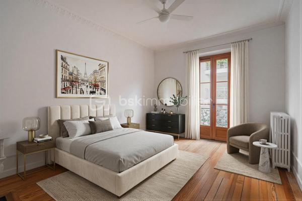 À quelques pas du centre-ville d’Aix-les-Bains et de la gare, dans un environnement recherché pour son calme et sa qualité de vie, découvrez ce superbe appartement haussmannien rénové de 82 m² situé au 1er étage d’un élégant immeuble bourgeois.

Dès l’entrée, le charme opère immédiatement. Parquet bois, moulures d’époque, belle hauteur sous plafond et volumes généreux confèrent à l’appartement une atmosphère chaleureuse et raffinée, idéale pour les amateurs de biens de caractère.
La pièce de vie, baignée de lumière grâce à son exposition Ouest, offre un espace convivial et élégant où la cuisine équipée s’intègre parfaitement grâce à une magnifique verrière atelier, apportant une touche contemporaine au cachet de l’ancien.

L’appartement propose deux chambres spacieuses et confortables, parfaites pour un couple, une petite famille ou un espace bureau pour le télétravail. Une salle de bains avec baignoire ainsi qu’un WC.

Deux balcons viennent renforcer le caractère rare et authentique du bien, tandis qu’une cave et un grenier apportent un confort de rangement appréciable au quotidien.
Entièrement rénové, l’appartement permet de profiter immédiatement d’un cadre de vie élégant et fonctionnel. La future réfection complète de la toiture, déjà votée par la copropriété, constitue également un véritable avantage patrimonial pour les futurs propriétaires.

Vous profiterez d’un emplacement particulièrement apprécié, offrant l’équilibre parfait entre vie citadine, accessibilité et tranquillité, à proximité immédiate des commerces, transports, restaurants et commodités d’Aix-les-Bains.

Chauffage gaz collectif inclus dans les charges de copropriété.
Un appartement lumineux, élégant et plein de charme, idéal pour ceux qui recherchent un bien de caractère dans l’un des secteurs les plus agréables d’Aix-les-Bains.