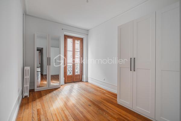 À quelques pas du centre-ville d’Aix-les-Bains et de la gare, dans un environnement recherché pour son calme et sa qualité de vie, découvrez ce superbe appartement haussmannien rénové de 82 m² situé au 1er étage d’un élégant immeuble bourgeois.

Dès l’entrée, le charme opère immédiatement. Parquet bois, moulures d’époque, belle hauteur sous plafond et volumes généreux confèrent à l’appartement une atmosphère chaleureuse et raffinée, idéale pour les amateurs de biens de caractère.
La pièce de vie, baignée de lumière grâce à son exposition Ouest, offre un espace convivial et élégant où la cuisine équipée s’intègre parfaitement grâce à une magnifique verrière atelier, apportant une touche contemporaine au cachet de l’ancien.

L’appartement propose deux chambres spacieuses et confortables, parfaites pour un couple, une petite famille ou un espace bureau pour le télétravail. Une salle de bains avec baignoire ainsi qu’un WC.

Deux balcons viennent renforcer le caractère rare et authentique du bien, tandis qu’une cave et un grenier apportent un confort de rangement appréciable au quotidien.
Entièrement rénové, l’appartement permet de profiter immédiatement d’un cadre de vie élégant et fonctionnel. La future réfection complète de la toiture, déjà votée par la copropriété, constitue également un véritable avantage patrimonial pour les futurs propriétaires.

Vous profiterez d’un emplacement particulièrement apprécié, offrant l’équilibre parfait entre vie citadine, accessibilité et tranquillité, à proximité immédiate des commerces, transports, restaurants et commodités d’Aix-les-Bains.

Chauffage gaz collectif inclus dans les charges de copropriété.
Un appartement lumineux, élégant et plein de charme, idéal pour ceux qui recherchent un bien de caractère dans l’un des secteurs les plus agréables d’Aix-les-Bains.