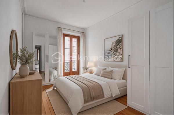 À quelques pas du centre-ville d’Aix-les-Bains et de la gare, dans un environnement recherché pour son calme et sa qualité de vie, découvrez ce superbe appartement haussmannien rénové de 82 m² situé au 1er étage d’un élégant immeuble bourgeois.

Dès l’entrée, le charme opère immédiatement. Parquet bois, moulures d’époque, belle hauteur sous plafond et volumes généreux confèrent à l’appartement une atmosphère chaleureuse et raffinée, idéale pour les amateurs de biens de caractère.
La pièce de vie, baignée de lumière grâce à son exposition Ouest, offre un espace convivial et élégant où la cuisine équipée s’intègre parfaitement grâce à une magnifique verrière atelier, apportant une touche contemporaine au cachet de l’ancien.

L’appartement propose deux chambres spacieuses et confortables, parfaites pour un couple, une petite famille ou un espace bureau pour le télétravail. Une salle de bains avec baignoire ainsi qu’un WC.

Deux balcons viennent renforcer le caractère rare et authentique du bien, tandis qu’une cave et un grenier apportent un confort de rangement appréciable au quotidien.
Entièrement rénové, l’appartement permet de profiter immédiatement d’un cadre de vie élégant et fonctionnel. La future réfection complète de la toiture, déjà votée par la copropriété, constitue également un véritable avantage patrimonial pour les futurs propriétaires.

Vous profiterez d’un emplacement particulièrement apprécié, offrant l’équilibre parfait entre vie citadine, accessibilité et tranquillité, à proximité immédiate des commerces, transports, restaurants et commodités d’Aix-les-Bains.

Chauffage gaz collectif inclus dans les charges de copropriété.
Un appartement lumineux, élégant et plein de charme, idéal pour ceux qui recherchent un bien de caractère dans l’un des secteurs les plus agréables d’Aix-les-Bains.