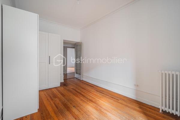 À quelques pas du centre-ville d’Aix-les-Bains et de la gare, dans un environnement recherché pour son calme et sa qualité de vie, découvrez ce superbe appartement haussmannien rénové de 82 m² situé au 1er étage d’un élégant immeuble bourgeois.

Dès l’entrée, le charme opère immédiatement. Parquet bois, moulures d’époque, belle hauteur sous plafond et volumes généreux confèrent à l’appartement une atmosphère chaleureuse et raffinée, idéale pour les amateurs de biens de caractère.
La pièce de vie, baignée de lumière grâce à son exposition Ouest, offre un espace convivial et élégant où la cuisine équipée s’intègre parfaitement grâce à une magnifique verrière atelier, apportant une touche contemporaine au cachet de l’ancien.

L’appartement propose deux chambres spacieuses et confortables, parfaites pour un couple, une petite famille ou un espace bureau pour le télétravail. Une salle de bains avec baignoire ainsi qu’un WC.

Deux balcons viennent renforcer le caractère rare et authentique du bien, tandis qu’une cave et un grenier apportent un confort de rangement appréciable au quotidien.
Entièrement rénové, l’appartement permet de profiter immédiatement d’un cadre de vie élégant et fonctionnel. La future réfection complète de la toiture, déjà votée par la copropriété, constitue également un véritable avantage patrimonial pour les futurs propriétaires.

Vous profiterez d’un emplacement particulièrement apprécié, offrant l’équilibre parfait entre vie citadine, accessibilité et tranquillité, à proximité immédiate des commerces, transports, restaurants et commodités d’Aix-les-Bains.

Chauffage gaz collectif inclus dans les charges de copropriété.
Un appartement lumineux, élégant et plein de charme, idéal pour ceux qui recherchent un bien de caractère dans l’un des secteurs les plus agréables d’Aix-les-Bains.