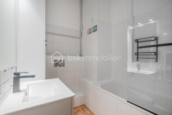 À quelques pas du centre-ville d’Aix-les-Bains et de la gare, dans un environnement recherché pour son calme et sa qualité de vie, découvrez ce superbe appartement haussmannien rénové de 82 m² situé au 1er étage d’un élégant immeuble bourgeois.

Dès l’entrée, le charme opère immédiatement. Parquet bois, moulures d’époque, belle hauteur sous plafond et volumes généreux confèrent à l’appartement une atmosphère chaleureuse et raffinée, idéale pour les amateurs de biens de caractère.
La pièce de vie, baignée de lumière grâce à son exposition Ouest, offre un espace convivial et élégant où la cuisine équipée s’intègre parfaitement grâce à une magnifique verrière atelier, apportant une touche contemporaine au cachet de l’ancien.

L’appartement propose deux chambres spacieuses et confortables, parfaites pour un couple, une petite famille ou un espace bureau pour le télétravail. Une salle de bains avec baignoire ainsi qu’un WC.

Deux balcons viennent renforcer le caractère rare et authentique du bien, tandis qu’une cave et un grenier apportent un confort de rangement appréciable au quotidien.
Entièrement rénové, l’appartement permet de profiter immédiatement d’un cadre de vie élégant et fonctionnel. La future réfection complète de la toiture, déjà votée par la copropriété, constitue également un véritable avantage patrimonial pour les futurs propriétaires.

Vous profiterez d’un emplacement particulièrement apprécié, offrant l’équilibre parfait entre vie citadine, accessibilité et tranquillité, à proximité immédiate des commerces, transports, restaurants et commodités d’Aix-les-Bains.

Chauffage gaz collectif inclus dans les charges de copropriété.
Un appartement lumineux, élégant et plein de charme, idéal pour ceux qui recherchent un bien de caractère dans l’un des secteurs les plus agréables d’Aix-les-Bains.