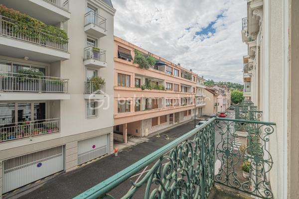 À quelques pas du centre-ville d’Aix-les-Bains et de la gare, dans un environnement recherché pour son calme et sa qualité de vie, découvrez ce superbe appartement haussmannien rénové de 82 m² situé au 1er étage d’un élégant immeuble bourgeois.

Dès l’entrée, le charme opère immédiatement. Parquet bois, moulures d’époque, belle hauteur sous plafond et volumes généreux confèrent à l’appartement une atmosphère chaleureuse et raffinée, idéale pour les amateurs de biens de caractère.
La pièce de vie, baignée de lumière grâce à son exposition Ouest, offre un espace convivial et élégant où la cuisine équipée s’intègre parfaitement grâce à une magnifique verrière atelier, apportant une touche contemporaine au cachet de l’ancien.

L’appartement propose deux chambres spacieuses et confortables, parfaites pour un couple, une petite famille ou un espace bureau pour le télétravail. Une salle de bains avec baignoire ainsi qu’un WC.

Deux balcons viennent renforcer le caractère rare et authentique du bien, tandis qu’une cave et un grenier apportent un confort de rangement appréciable au quotidien.
Entièrement rénové, l’appartement permet de profiter immédiatement d’un cadre de vie élégant et fonctionnel. La future réfection complète de la toiture, déjà votée par la copropriété, constitue également un véritable avantage patrimonial pour les futurs propriétaires.

Vous profiterez d’un emplacement particulièrement apprécié, offrant l’équilibre parfait entre vie citadine, accessibilité et tranquillité, à proximité immédiate des commerces, transports, restaurants et commodités d’Aix-les-Bains.

Chauffage gaz collectif inclus dans les charges de copropriété.
Un appartement lumineux, élégant et plein de charme, idéal pour ceux qui recherchent un bien de caractère dans l’un des secteurs les plus agréables d’Aix-les-Bains.