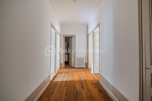 À quelques pas du centre-ville d’Aix-les-Bains et de la gare, dans un environnement recherché pour son calme et sa qualité de vie, découvrez ce superbe appartement haussmannien rénové de 82 m² situé au 1er étage d’un élégant immeuble bourgeois.

Dès l’entrée, le charme opère immédiatement. Parquet bois, moulures d’époque, belle hauteur sous plafond et volumes généreux confèrent à l’appartement une atmosphère chaleureuse et raffinée, idéale pour les amateurs de biens de caractère.
La pièce de vie, baignée de lumière grâce à son exposition Ouest, offre un espace convivial et élégant où la cuisine équipée s’intègre parfaitement grâce à une magnifique verrière atelier, apportant une touche contemporaine au cachet de l’ancien.

L’appartement propose deux chambres spacieuses et confortables, parfaites pour un couple, une petite famille ou un espace bureau pour le télétravail. Une salle de bains avec baignoire ainsi qu’un WC.

Deux balcons viennent renforcer le caractère rare et authentique du bien, tandis qu’une cave et un grenier apportent un confort de rangement appréciable au quotidien.
Entièrement rénové, l’appartement permet de profiter immédiatement d’un cadre de vie élégant et fonctionnel. La future réfection complète de la toiture, déjà votée par la copropriété, constitue également un véritable avantage patrimonial pour les futurs propriétaires.

Vous profiterez d’un emplacement particulièrement apprécié, offrant l’équilibre parfait entre vie citadine, accessibilité et tranquillité, à proximité immédiate des commerces, transports, restaurants et commodités d’Aix-les-Bains.

Chauffage gaz collectif inclus dans les charges de copropriété.
Un appartement lumineux, élégant et plein de charme, idéal pour ceux qui recherchent un bien de caractère dans l’un des secteurs les plus agréables d’Aix-les-Bains.