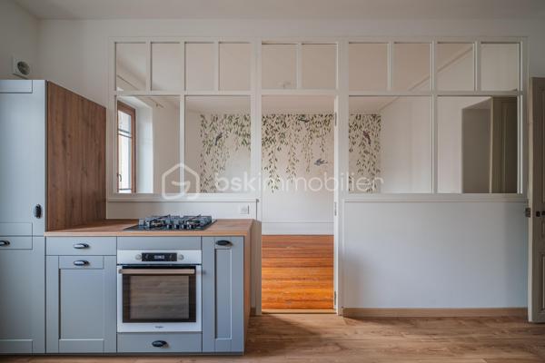 À quelques pas du centre-ville d’Aix-les-Bains et de la gare, dans un environnement recherché pour son calme et sa qualité de vie, découvrez ce superbe appartement haussmannien rénové de 82 m² situé au 1er étage d’un élégant immeuble bourgeois.

Dès l’entrée, le charme opère immédiatement. Parquet bois, moulures d’époque, belle hauteur sous plafond et volumes généreux confèrent à l’appartement une atmosphère chaleureuse et raffinée, idéale pour les amateurs de biens de caractère.
La pièce de vie, baignée de lumière grâce à son exposition Ouest, offre un espace convivial et élégant où la cuisine équipée s’intègre parfaitement grâce à une magnifique verrière atelier, apportant une touche contemporaine au cachet de l’ancien.

L’appartement propose deux chambres spacieuses et confortables, parfaites pour un couple, une petite famille ou un espace bureau pour le télétravail. Une salle de bains avec baignoire ainsi qu’un WC.

Deux balcons viennent renforcer le caractère rare et authentique du bien, tandis qu’une cave et un grenier apportent un confort de rangement appréciable au quotidien.
Entièrement rénové, l’appartement permet de profiter immédiatement d’un cadre de vie élégant et fonctionnel. La future réfection complète de la toiture, déjà votée par la copropriété, constitue également un véritable avantage patrimonial pour les futurs propriétaires.

Vous profiterez d’un emplacement particulièrement apprécié, offrant l’équilibre parfait entre vie citadine, accessibilité et tranquillité, à proximité immédiate des commerces, transports, restaurants et commodités d’Aix-les-Bains.

Chauffage gaz collectif inclus dans les charges de copropriété.
Un appartement lumineux, élégant et plein de charme, idéal pour ceux qui recherchent un bien de caractère dans l’un des secteurs les plus agréables d’Aix-les-Bains.