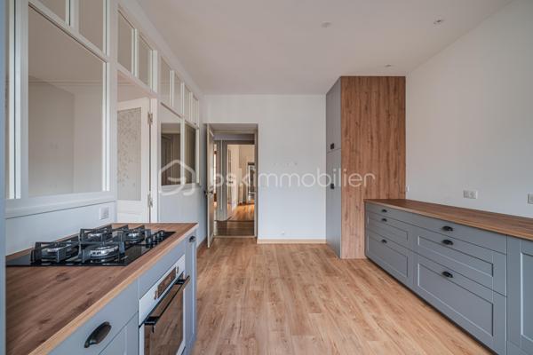 À quelques pas du centre-ville d’Aix-les-Bains et de la gare, dans un environnement recherché pour son calme et sa qualité de vie, découvrez ce superbe appartement haussmannien rénové de 82 m² situé au 1er étage d’un élégant immeuble bourgeois.

Dès l’entrée, le charme opère immédiatement. Parquet bois, moulures d’époque, belle hauteur sous plafond et volumes généreux confèrent à l’appartement une atmosphère chaleureuse et raffinée, idéale pour les amateurs de biens de caractère.
La pièce de vie, baignée de lumière grâce à son exposition Ouest, offre un espace convivial et élégant où la cuisine équipée s’intègre parfaitement grâce à une magnifique verrière atelier, apportant une touche contemporaine au cachet de l’ancien.

L’appartement propose deux chambres spacieuses et confortables, parfaites pour un couple, une petite famille ou un espace bureau pour le télétravail. Une salle de bains avec baignoire ainsi qu’un WC.

Deux balcons viennent renforcer le caractère rare et authentique du bien, tandis qu’une cave et un grenier apportent un confort de rangement appréciable au quotidien.
Entièrement rénové, l’appartement permet de profiter immédiatement d’un cadre de vie élégant et fonctionnel. La future réfection complète de la toiture, déjà votée par la copropriété, constitue également un véritable avantage patrimonial pour les futurs propriétaires.

Vous profiterez d’un emplacement particulièrement apprécié, offrant l’équilibre parfait entre vie citadine, accessibilité et tranquillité, à proximité immédiate des commerces, transports, restaurants et commodités d’Aix-les-Bains.

Chauffage gaz collectif inclus dans les charges de copropriété.
Un appartement lumineux, élégant et plein de charme, idéal pour ceux qui recherchent un bien de caractère dans l’un des secteurs les plus agréables d’Aix-les-Bains.