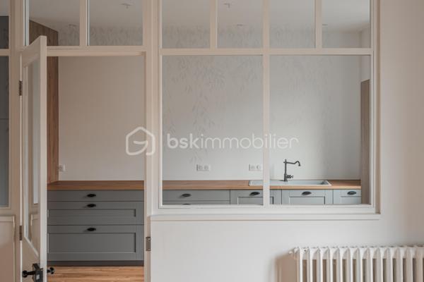À quelques pas du centre-ville d’Aix-les-Bains et de la gare, dans un environnement recherché pour son calme et sa qualité de vie, découvrez ce superbe appartement haussmannien rénové de 82 m² situé au 1er étage d’un élégant immeuble bourgeois.

Dès l’entrée, le charme opère immédiatement. Parquet bois, moulures d’époque, belle hauteur sous plafond et volumes généreux confèrent à l’appartement une atmosphère chaleureuse et raffinée, idéale pour les amateurs de biens de caractère.
La pièce de vie, baignée de lumière grâce à son exposition Ouest, offre un espace convivial et élégant où la cuisine équipée s’intègre parfaitement grâce à une magnifique verrière atelier, apportant une touche contemporaine au cachet de l’ancien.

L’appartement propose deux chambres spacieuses et confortables, parfaites pour un couple, une petite famille ou un espace bureau pour le télétravail. Une salle de bains avec baignoire ainsi qu’un WC.

Deux balcons viennent renforcer le caractère rare et authentique du bien, tandis qu’une cave et un grenier apportent un confort de rangement appréciable au quotidien.
Entièrement rénové, l’appartement permet de profiter immédiatement d’un cadre de vie élégant et fonctionnel. La future réfection complète de la toiture, déjà votée par la copropriété, constitue également un véritable avantage patrimonial pour les futurs propriétaires.

Vous profiterez d’un emplacement particulièrement apprécié, offrant l’équilibre parfait entre vie citadine, accessibilité et tranquillité, à proximité immédiate des commerces, transports, restaurants et commodités d’Aix-les-Bains.

Chauffage gaz collectif inclus dans les charges de copropriété.
Un appartement lumineux, élégant et plein de charme, idéal pour ceux qui recherchent un bien de caractère dans l’un des secteurs les plus agréables d’Aix-les-Bains.