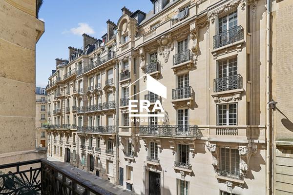 Appartement familial de 96,51 m² avec balcon et 3 chambres, immeuble en pierre de taille, Paris XVIIe