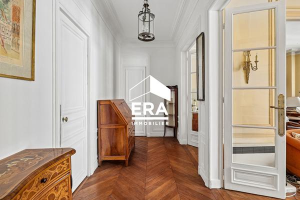 Appartement familial de 96,51 m² avec balcon et 3 chambres, immeuble en pierre de taille, Paris XVIIe