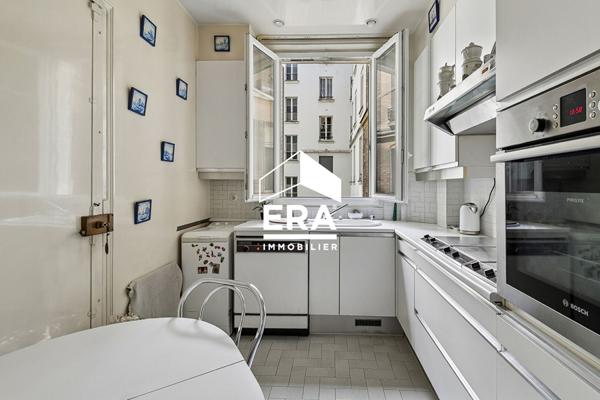 Appartement familial de 96,51 m² avec balcon et 3 chambres, immeuble en pierre de taille, Paris XVIIe