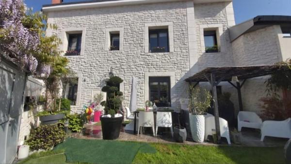 Maison Facade pierre 3 chambres jardin garage