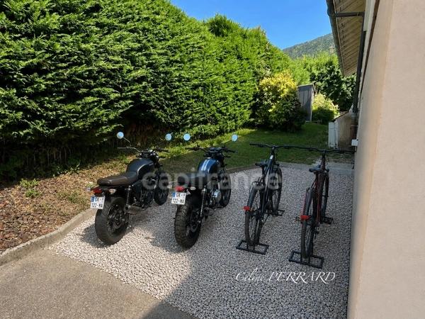 Maison : 8 pièces 230m² -SAINT CERGUES (74)- jardin, piscine, parkings 5 chambres et 42m² d'espace indépendant