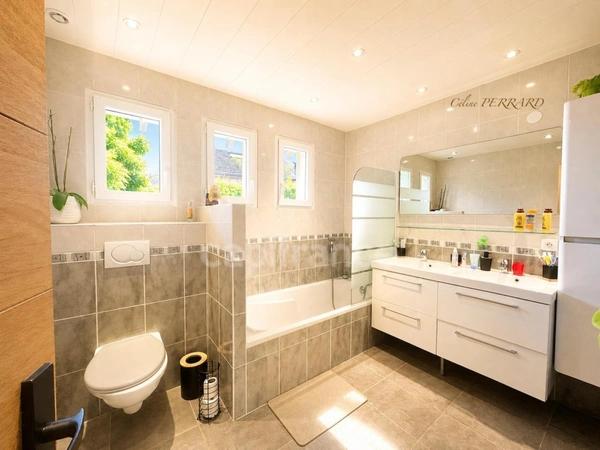 Maison : 8 pièces 230m² -SAINT CERGUES (74)- jardin, piscine, parkings 5 chambres et 42m² d'espace indépendant