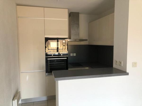 Location d'un appartement F2 à BAHO dernier étage