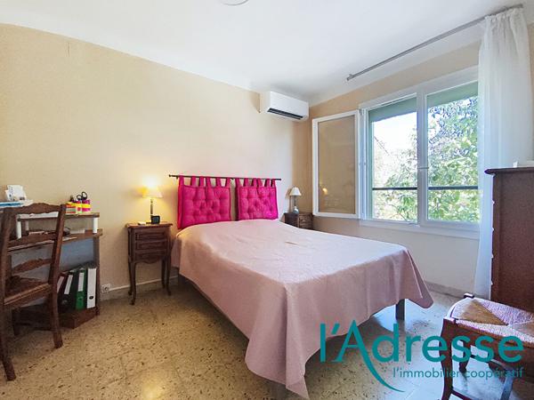 Quartier résidentiel Minelle, agréable villa 132 m², 2 appartements, parkings & grand garage 26m2!