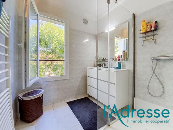 Quartier résidentiel Minelle, agréable villa 132 m², 2 appartements, parkings & grand garage 26m2!