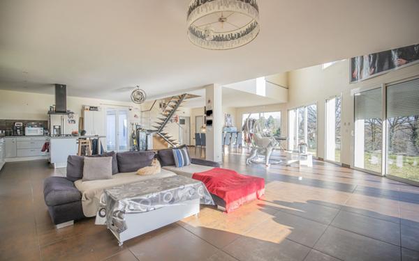 Maison à vendre    5 pièces •  Eyjeaux