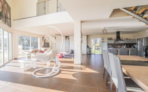 Maison à vendre    5 pièces •  Eyjeaux