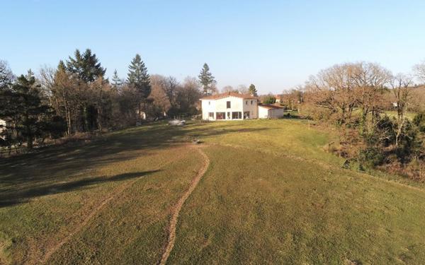 Maison à vendre    5 pièces •  Eyjeaux