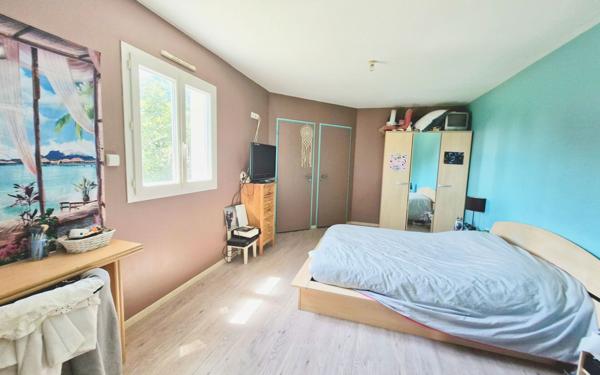 Maison à vendre    5 pièces •  Eyjeaux