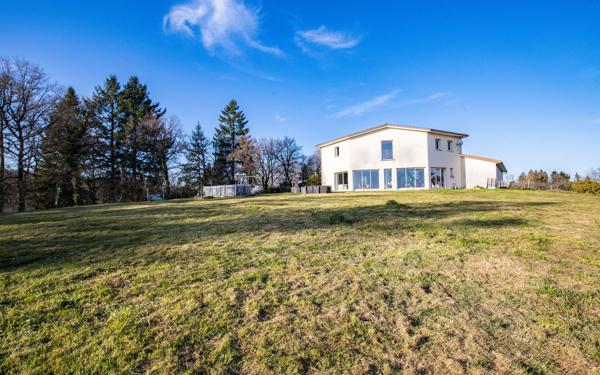 Maison à vendre    5 pièces •  Eyjeaux