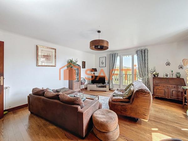 Au cœur de la bastide de Geaune, immeuble ancien de 225 m² avec local commercial et appartement, authenticité et potentiel.