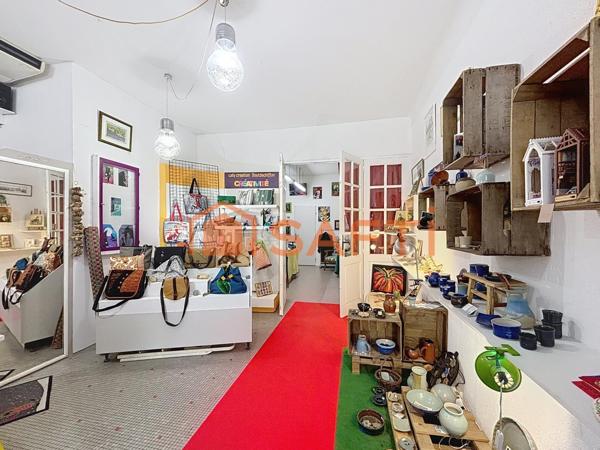 Au cœur de la bastide de Geaune, immeuble ancien de 225 m² avec local commercial et appartement, authenticité et potentiel.